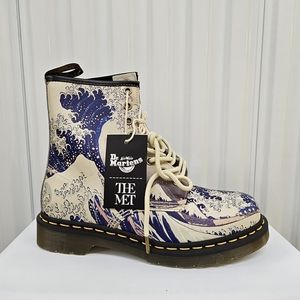 NWT LIMITED EDITION Dr Martens 7 Hokusai boots